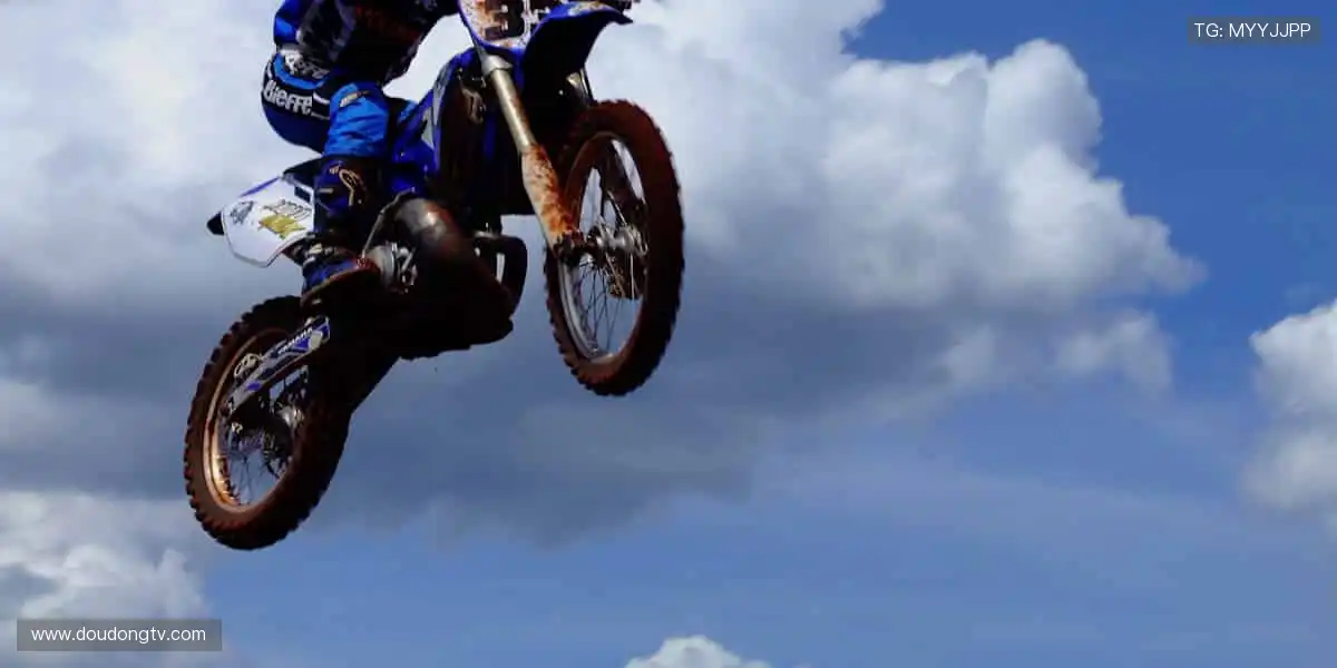 球迷的第二主场，🎯 从球星同款到限量周边，一网打尽你的热爱！